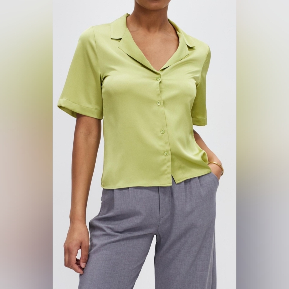 Abercrombie and Fitch Women's Green Button-Up Top